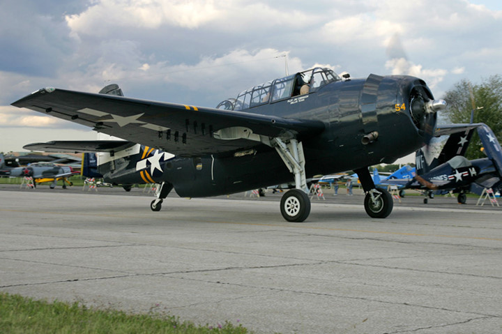 chien dau co grumman avenger anh hung tham lang diet tau san bay