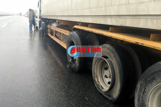 no lop xe container dam ban nguoc chieu lat nghieng giua ruong