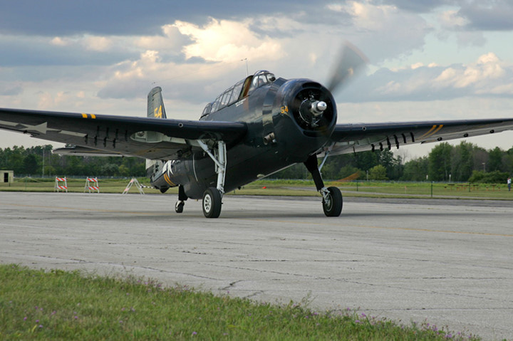 chien dau co grumman avenger anh hung tham lang diet tau san bay