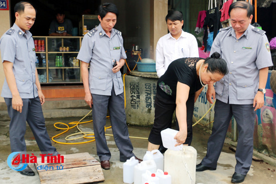 tieu huy gan 500 lit ruou trang khong ro nguon goc