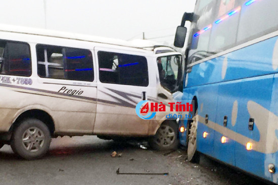 video can canh cuu tai xe va phu xe ra khoi cabin bep dum sau tai nan