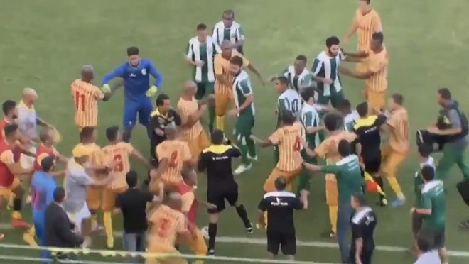 cau thu cdv brazil danh nhau du doi tren san