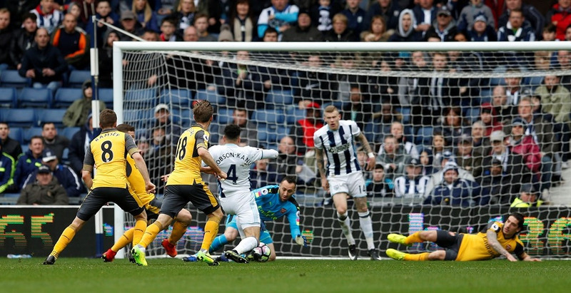 arsenal thua tran thu 2 lien tiep wenger doi dien nguy co bi sa thai