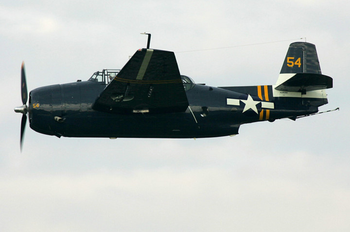 chien dau co grumman avenger anh hung tham lang diet tau san bay