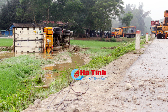 no lop xe container dam ban nguoc chieu lat nghieng giua ruong