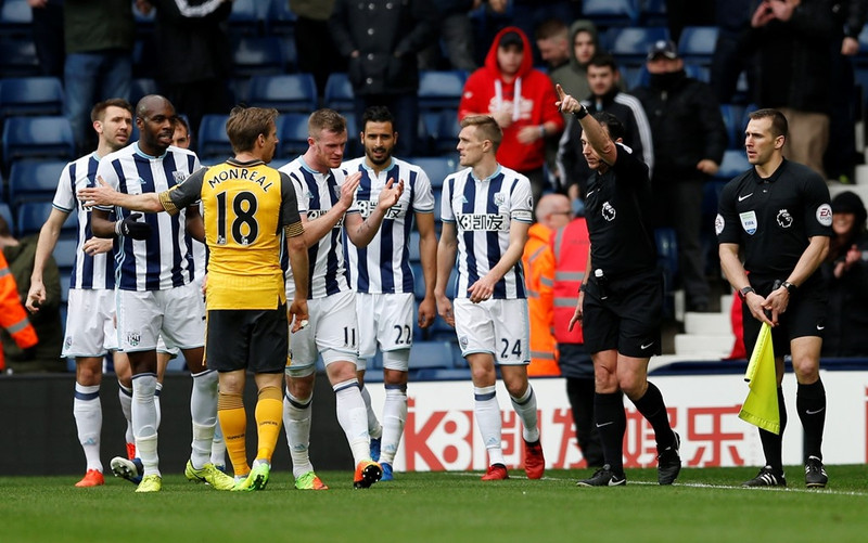 arsenal thua tran thu 2 lien tiep wenger doi dien nguy co bi sa thai