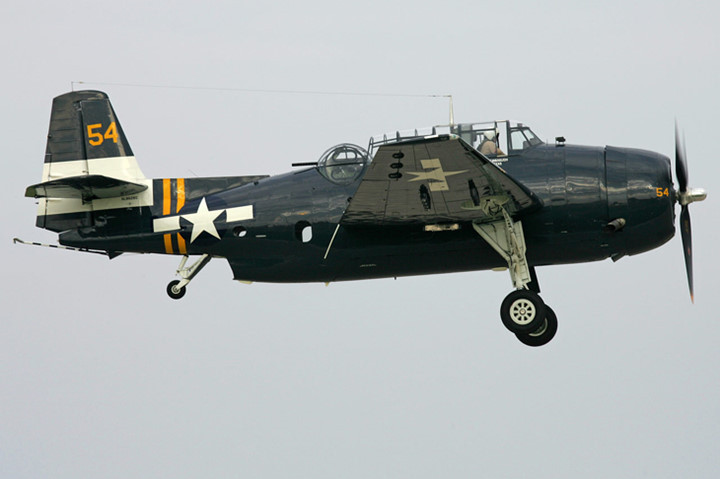 chien dau co grumman avenger anh hung tham lang diet tau san bay