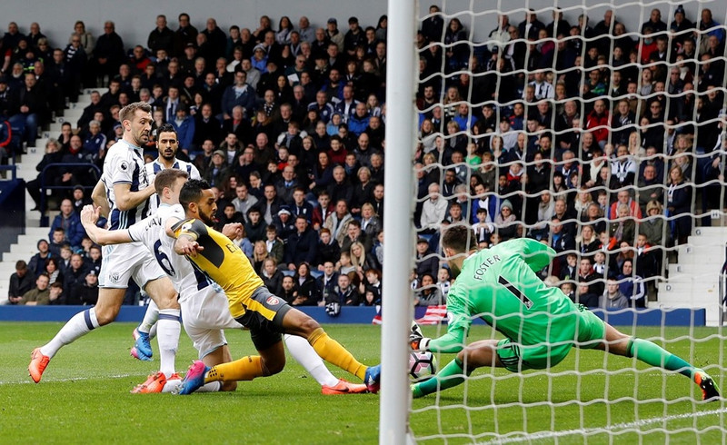 arsenal thua tran thu 2 lien tiep wenger doi dien nguy co bi sa thai