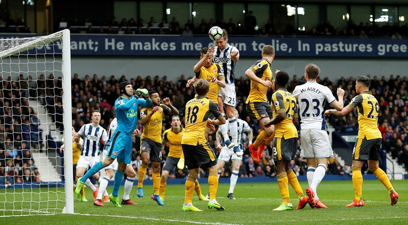 arsenal thua tran thu 2 lien tiep wenger doi dien nguy co bi sa thai