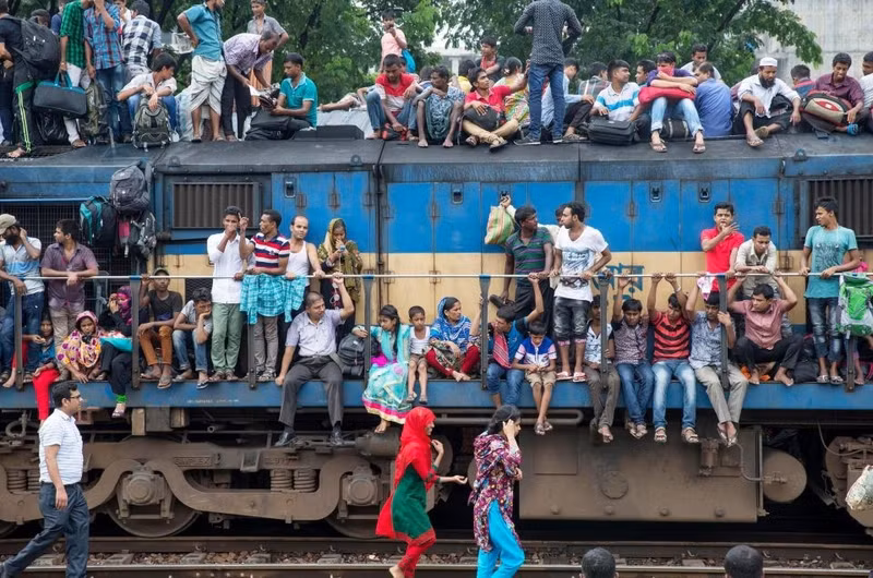 bien nguoi chen chuc len tau hoa di lam moi sang o bangladesh