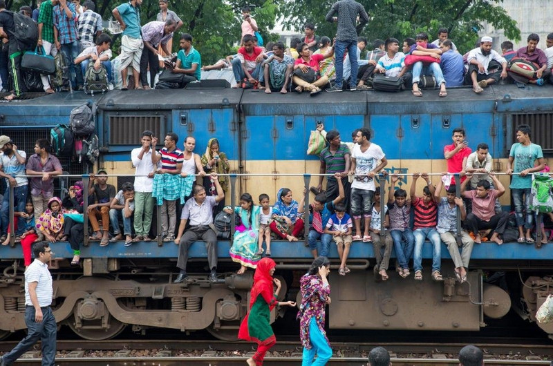 bien nguoi chen chuc len tau hoa di lam moi sang o bangladesh