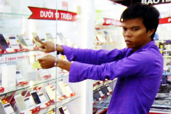 Đối tượng Dũng trom lo dien thoai tien ty dan ban gai di ngao du song nhu dai gia