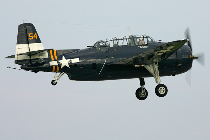 chien dau co grumman avenger anh hung tham lang diet tau san bay