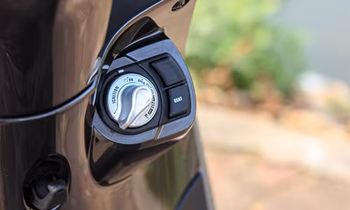 Hệ thống khóa thông minh núm xoay. yamaha janus ban dac biet thach thuc honda vision o viet nam