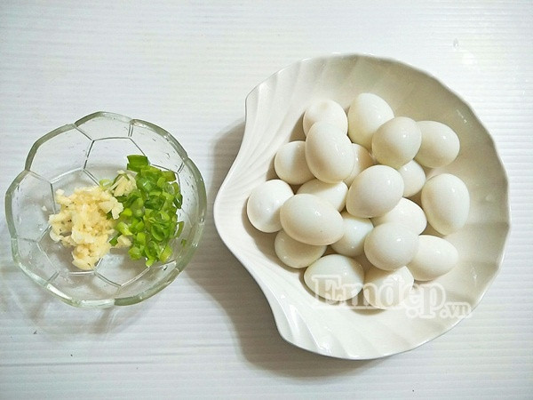 10 phut lam trung cut sot chua ngot don gian ngon com