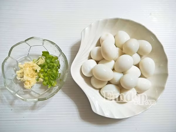 10 phut lam trung cut sot chua ngot don gian ngon com