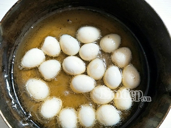 10 phut lam trung cut sot chua ngot don gian ngon com