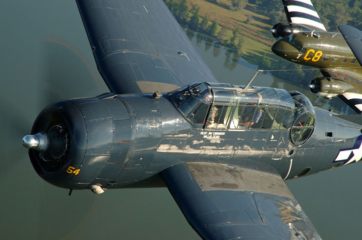 chien dau co grumman avenger anh hung tham lang diet tau san bay