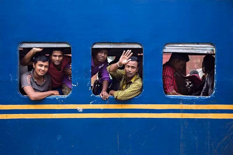 bien nguoi chen chuc len tau hoa di lam moi sang o bangladesh