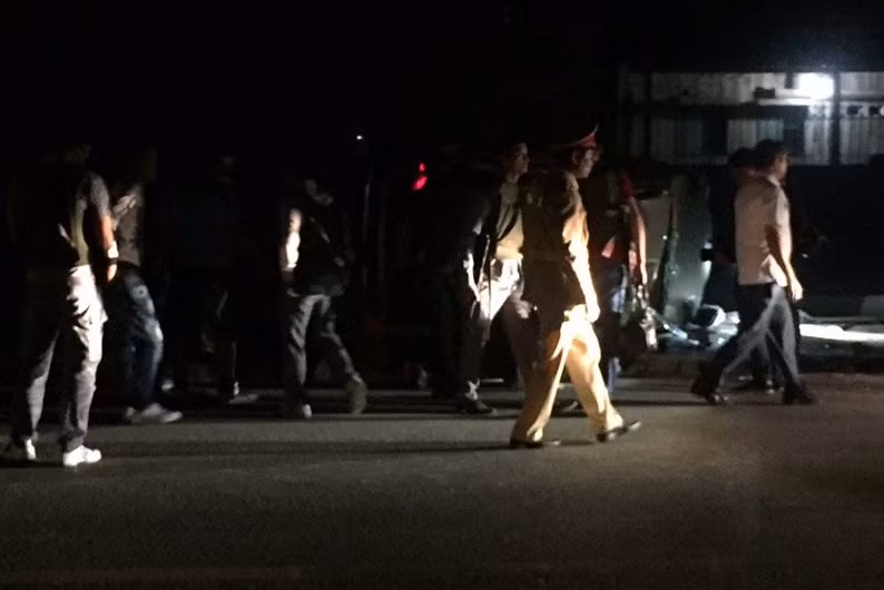 cong an no sung bat doi tuong van chuyen 100 banh heroin