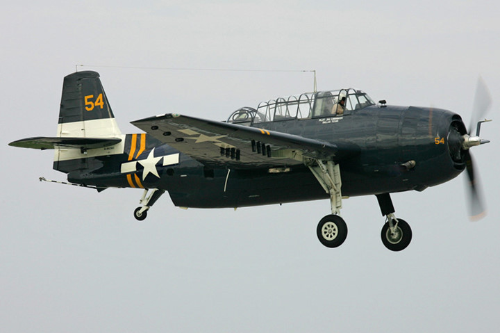 chien dau co grumman avenger anh hung tham lang diet tau san bay