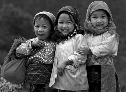 "Ba chị em Hmông" - tác phẩm của Trần Thiết Dũng đoạt Huy chương Vàng VAPA thể loại đen trắng tại Cuộc thi ảnh Nghệ thuật Quốc tế lần thứ 6. anh nghe thuat viet nam thieu sang tao khong co tu tuong