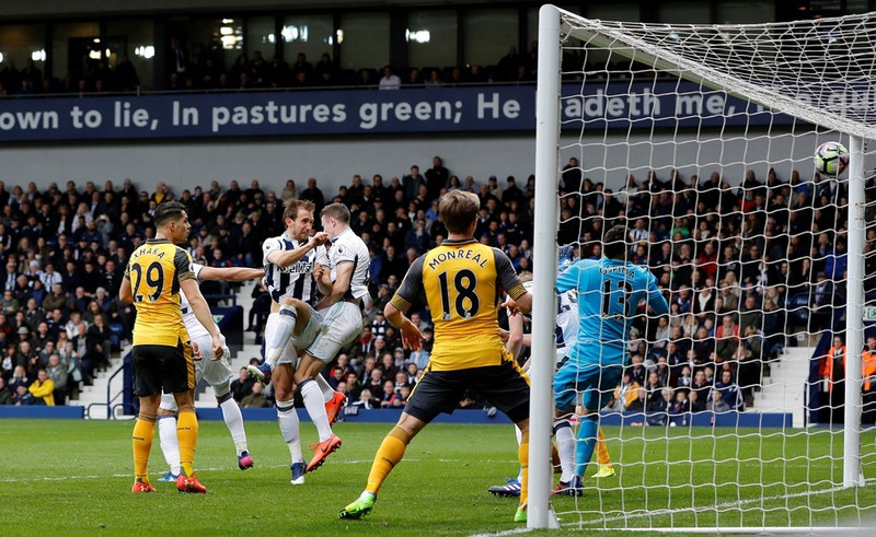 arsenal thua tran thu 2 lien tiep wenger doi dien nguy co bi sa thai