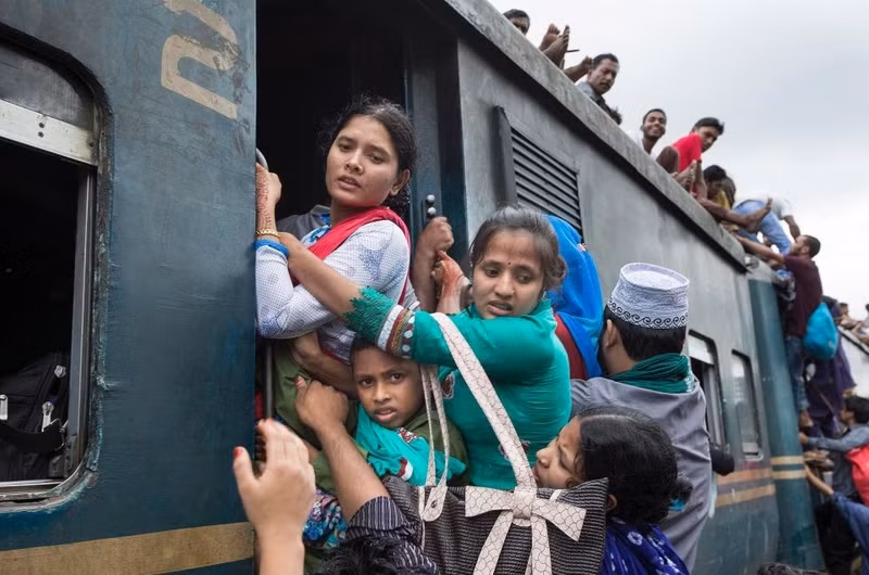 bien nguoi chen chuc len tau hoa di lam moi sang o bangladesh