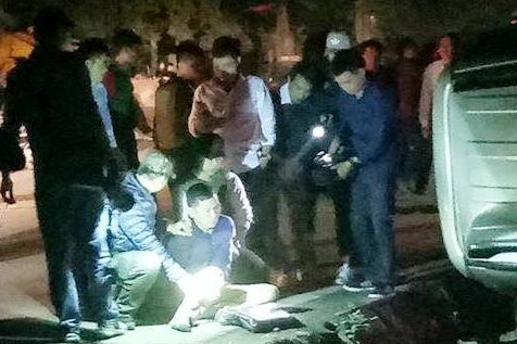 cong an no sung bat doi tuong van chuyen 100 banh heroin