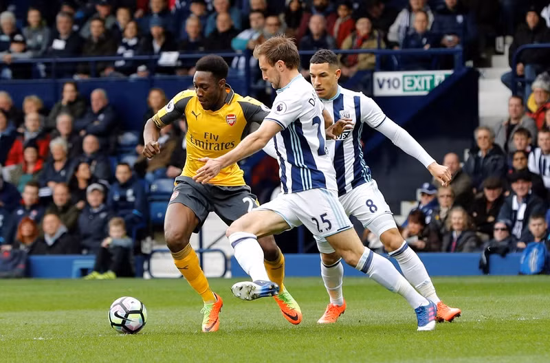 arsenal thua tran thu 2 lien tiep wenger doi dien nguy co bi sa thai