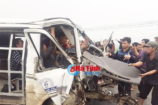 video can canh cuu tai xe va phu xe ra khoi cabin bep dum sau tai nan