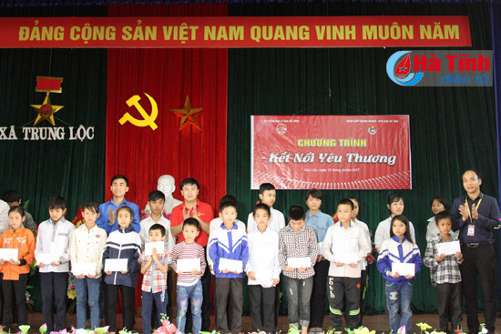 trao 50 suat qua cho hoc sinh ngheo hoc gioi huyen can loc