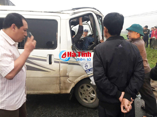 video can canh cuu tai xe va phu xe ra khoi cabin bep dum sau tai nan