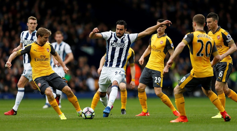 arsenal thua tran thu 2 lien tiep wenger doi dien nguy co bi sa thai