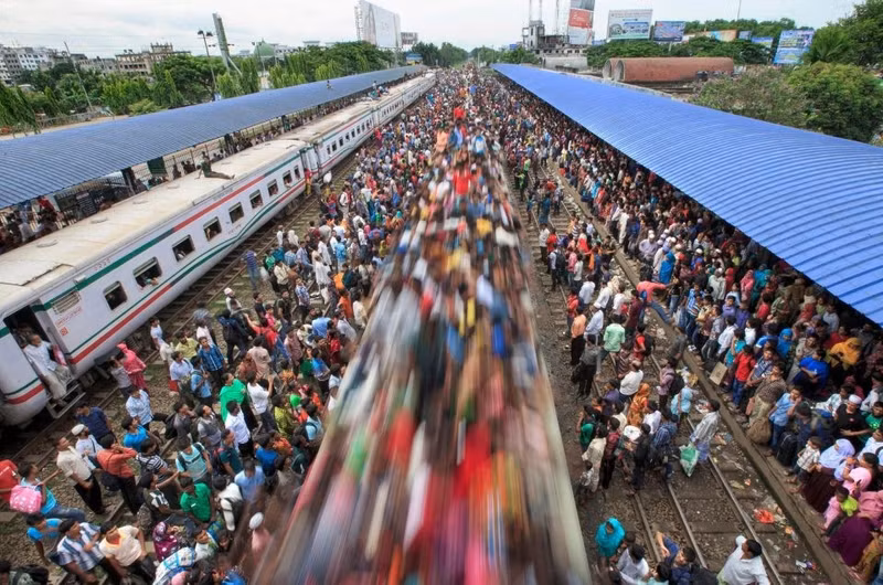 bien nguoi chen chuc len tau hoa di lam moi sang o bangladesh