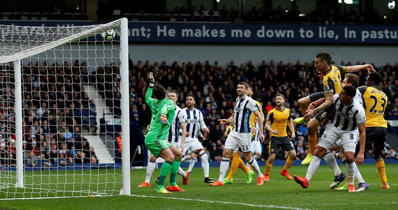 arsenal thua tran thu 2 lien tiep wenger doi dien nguy co bi sa thai