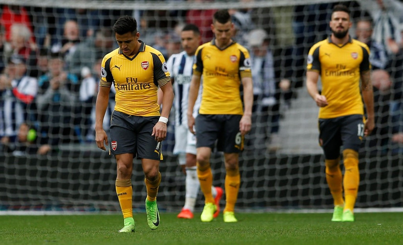 arsenal thua tran thu 2 lien tiep wenger doi dien nguy co bi sa thai