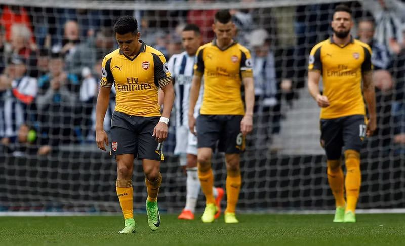arsenal thua tran thu 2 lien tiep wenger doi dien nguy co bi sa thai