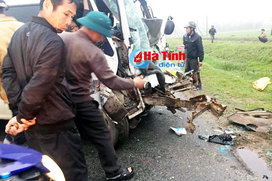 video can canh cuu tai xe va phu xe ra khoi cabin bep dum sau tai nan