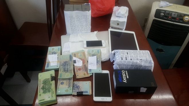 Tang vật được thu hồi trom lo dien thoai tien ty dan ban gai di ngao du song nhu dai gia