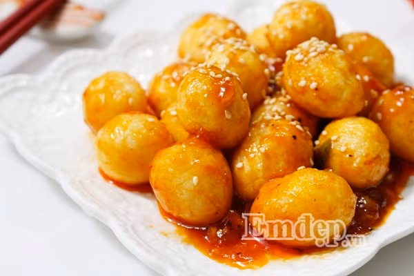 10 phut lam trung cut sot chua ngot don gian ngon com