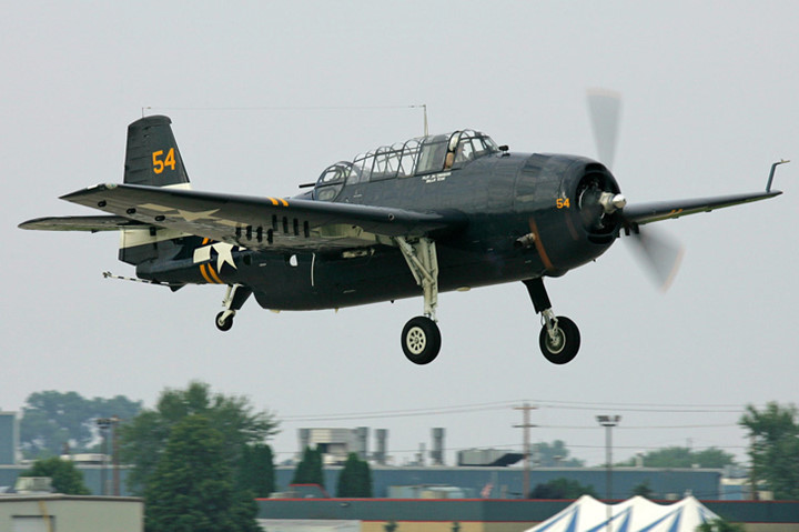 chien dau co grumman avenger anh hung tham lang diet tau san bay