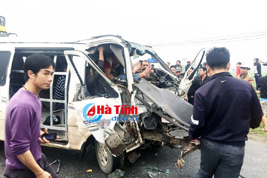 video can canh cuu tai xe va phu xe ra khoi cabin bep dum sau tai nan