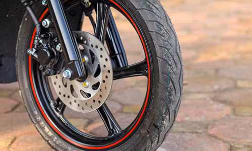 Decal dán vành màu đỏ thể thao. yamaha janus ban dac biet thach thuc honda vision o viet nam