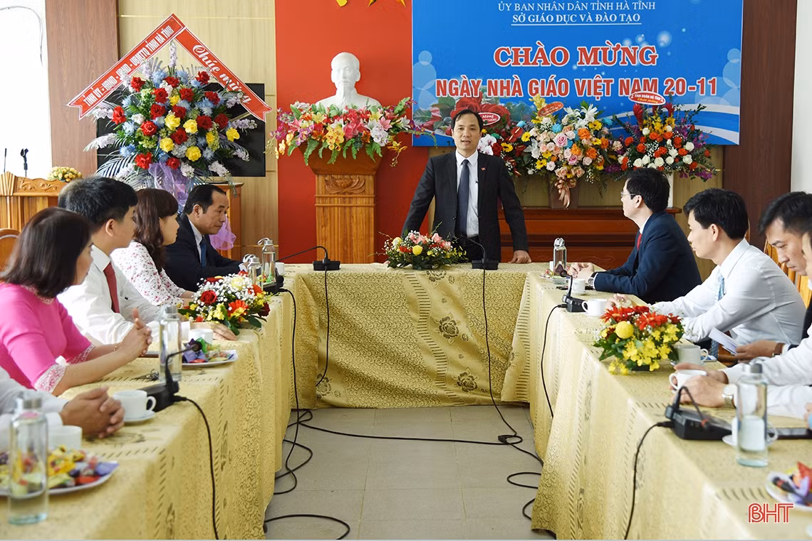 Bí thư Tỉnh ủy chúc mừng ngành GD&ĐT Hà Tĩnh, Trường Đại học Vinh và các Nhà giáo Nhân dân