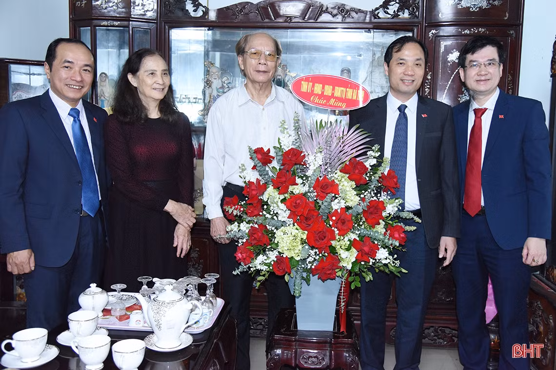 Bí thư Tỉnh ủy chúc mừng ngành GD&ĐT Hà Tĩnh, Trường Đại học Vinh và các Nhà giáo Nhân dân