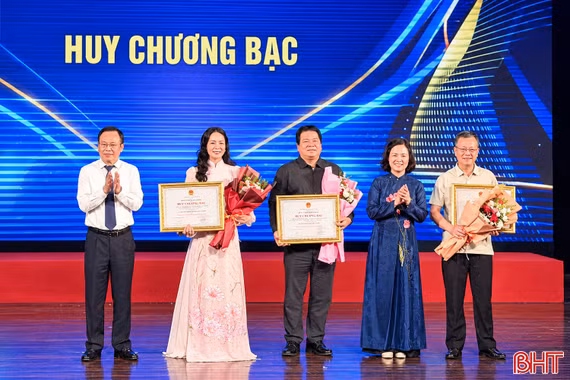 Hà Tĩnh giành 2 HCV, 4 HCB tại Liên hoan sân khấu Hà Nội mở rộng