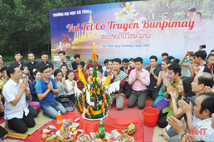 Người dân Lào xếp hàng dài mua vé tàu hỏa trước kỳ nghỉ tết cổ truyền