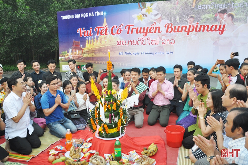 Người dân Lào xếp hàng dài mua vé tàu hỏa trước kỳ nghỉ tết cổ truyền