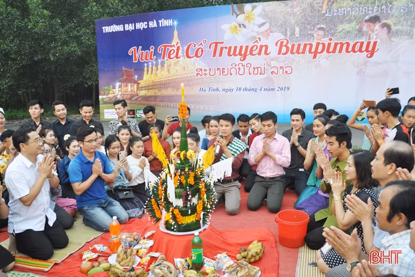 Người dân Lào xếp hàng dài mua vé tàu hỏa trước kỳ nghỉ tết cổ truyền